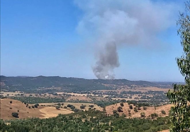 Bombeiros combatem incêndio em Colos, Odemira | Rádio Sines