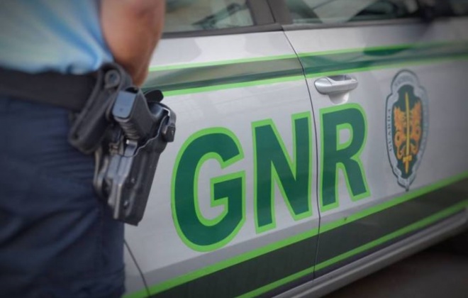 Homem detido em flagrante por roubo em estabelecimento comercial de Alvalade-Sado