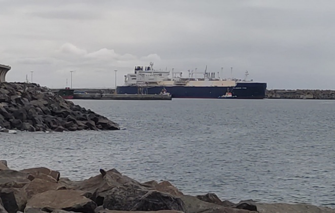 Navio com bandeira de Hong Kong descarregou hoje gás russo em Sines