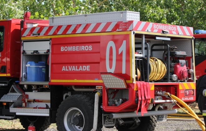Bombeiros combatem incêndio junto à Subestação de Ermidas-Sado