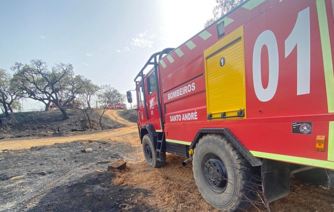 Já está controlado o incêndio que deflagrou esta tarde em Ermidas-Sado