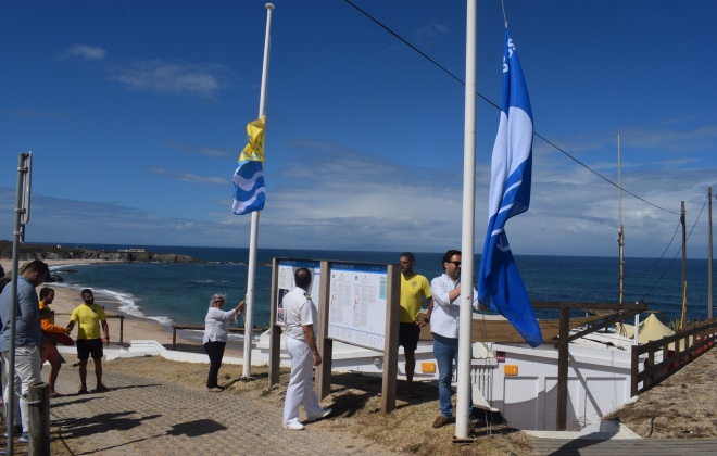 Bandeira Azul e Bandeira Dourada hasteadas nas praias de Odemira