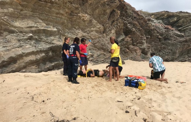 Elementos do Projeto “SeaWatch” auxiliam mulher grávida após queda acidental na praia de Cerca Nova em Sines