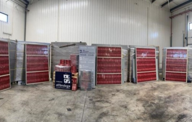 Apreendidos no Porto de Sines quase cinco milhões de cigarros escondidos em barras de metal