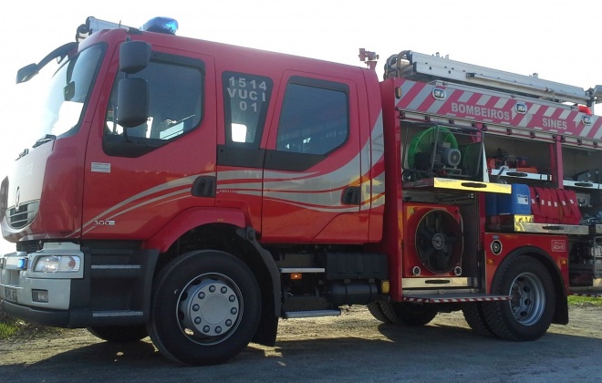 Incêndio consumiu parcialmente um camião em Sines