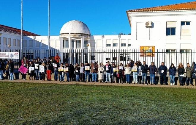 Professores concentrados na Escola Básica 2/3 Damião de Odemira
