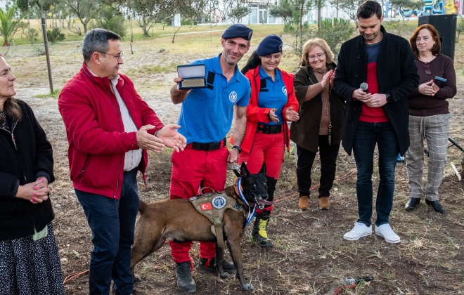 Freguesia de Santo André atribui medalha de mérito e bravura a cão de busca e salvamento