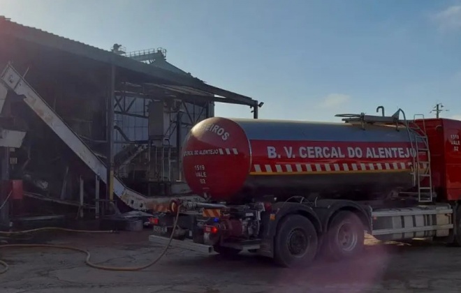 Incêndio provocou danos numa fábrica de “pellets” em Cercal do Alentejo
