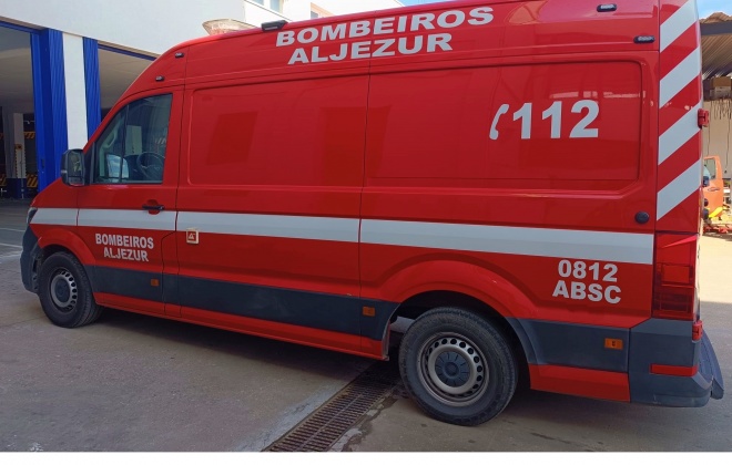 Bombeiros de Aljezur contam com nova ambulância oferecida pela autarquia