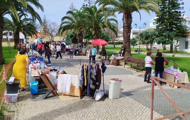 Jardim das Descobertas em Sines está a receber a Feira de Antiguidades e Velharias