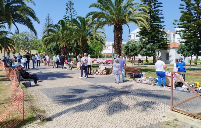 Jardim das Descobertas em Sines está este domingo a receber a Feira de Antiguidades e Velharias