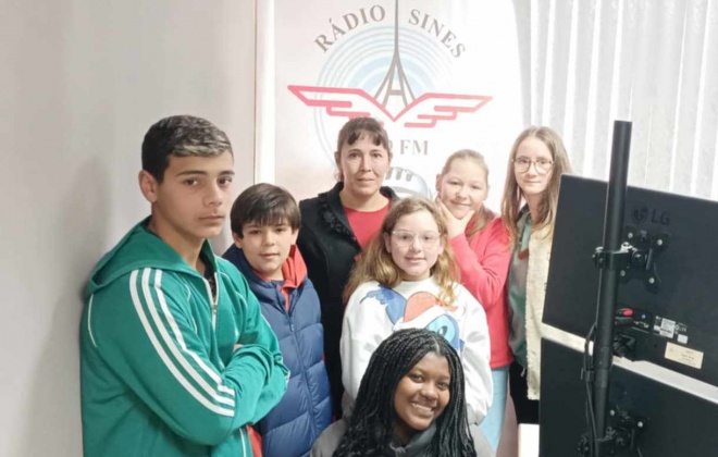 No Dia Mundial da Rádio um grupo de alunos apresentou parte do Programa da Manhã na Rádio Sines