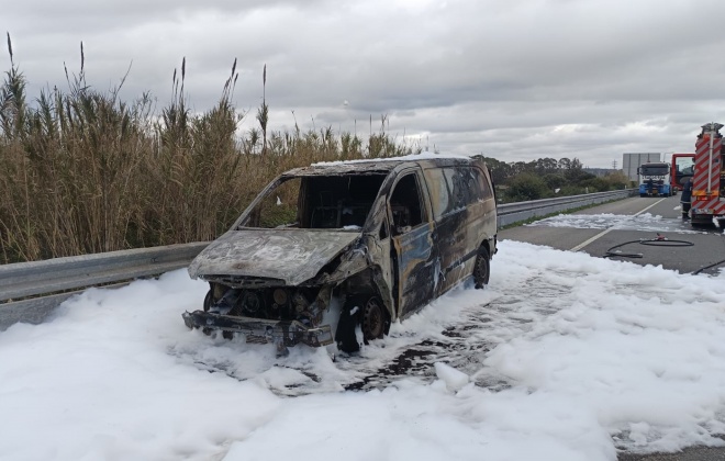 Incêndio rodoviário destruiu carrinha na A26 no concelho de Sines