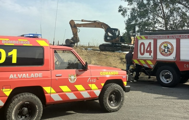 Incêndio destruiu uma máquina na Herdade da Daroeira em Alvalade