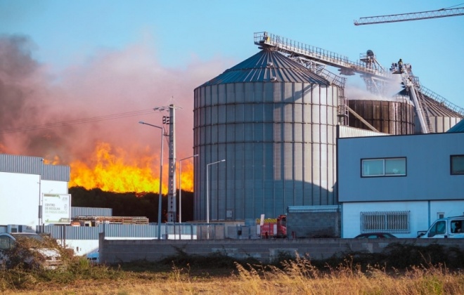 Incêndio continua ativo na fábrica de ‘pellets’ em Cercal do Alentejo (com áudio)