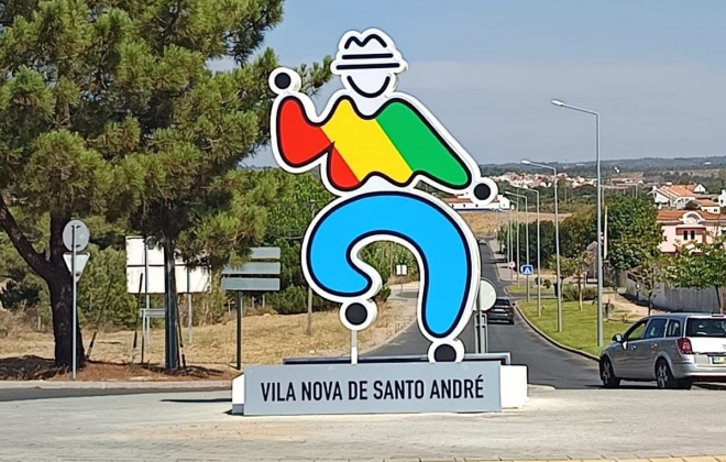 Escultura do “Vilas” embeleza rotunda em Vila Nova de Santo André
