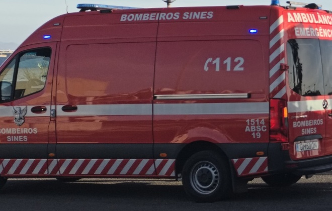 Colisão entre dois carros provoca um ferido na EN-120-1 no concelho de Sines