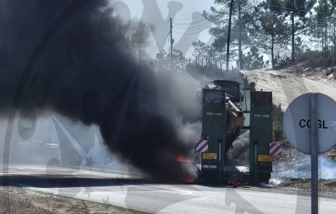 Incêndio provoca danos em porta-máquinas na Estrada da Comporta no concelho de Grândola