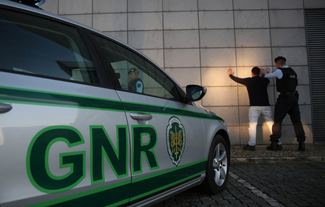 GNR de Santo André deteve três homens por roubo em interior de habitação