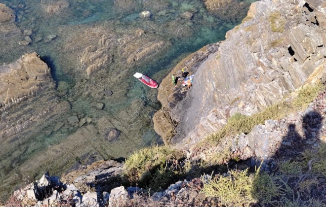 Pescador de 57 anos resgatado de helicóptero após queda de arriba na Zambujeira do Mar